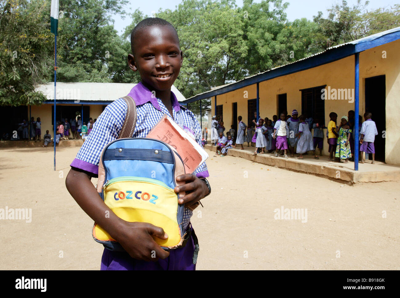Nigéria : garçon en face de son école secondaire à Shuwa Banque D'Images
