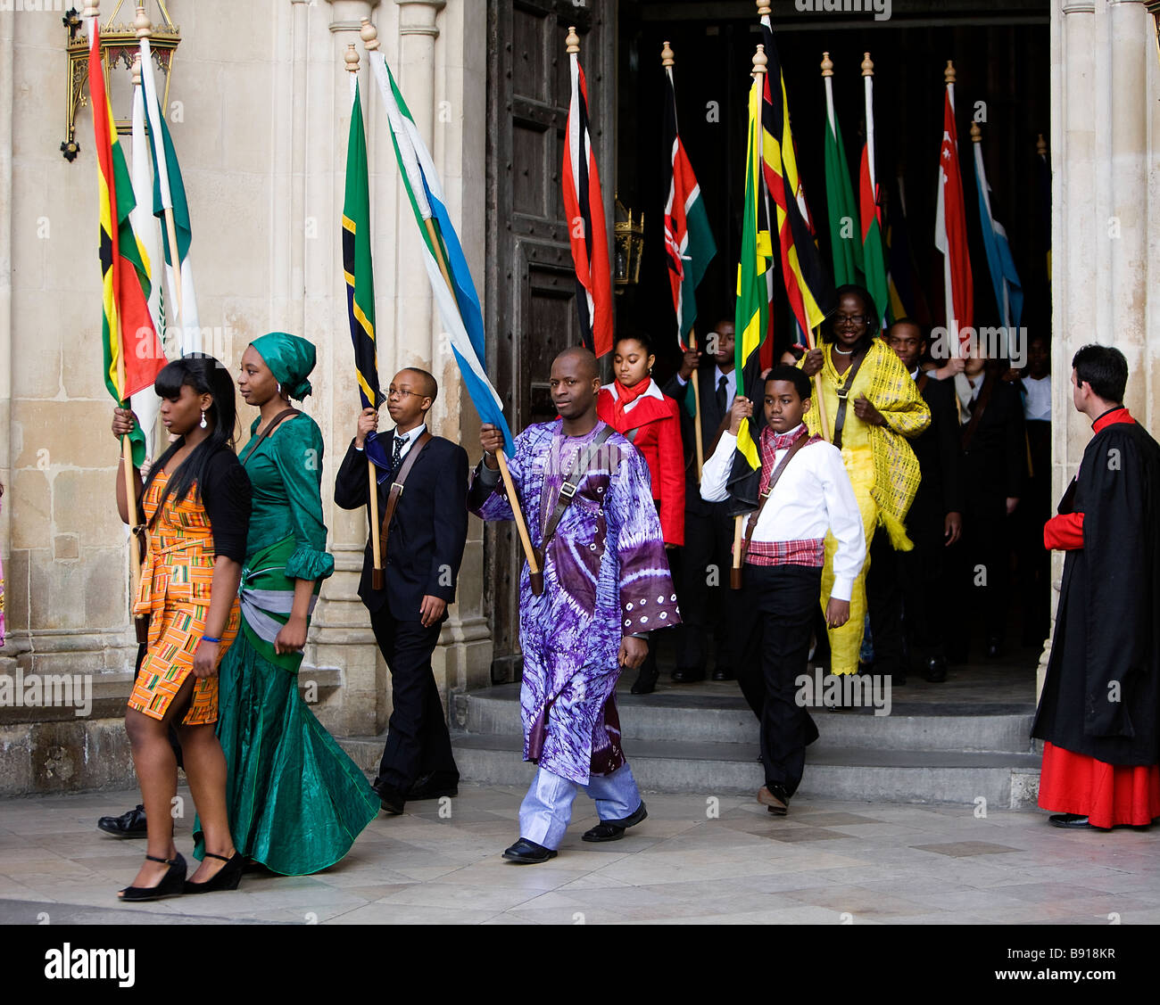 Les jeunes gens portant les drapeaux de la Communauté s'écarter de l'abbaye de Westminster à Londres après la célébration de la Journée du Commonwealth Ser Banque D'Images