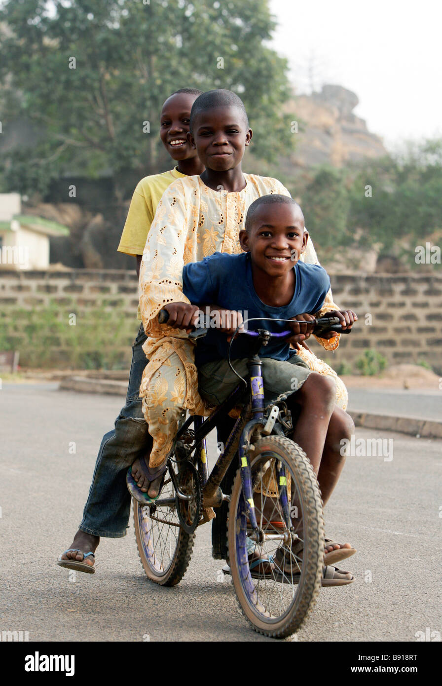 Trois garçons sur un vélo Banque D'Images