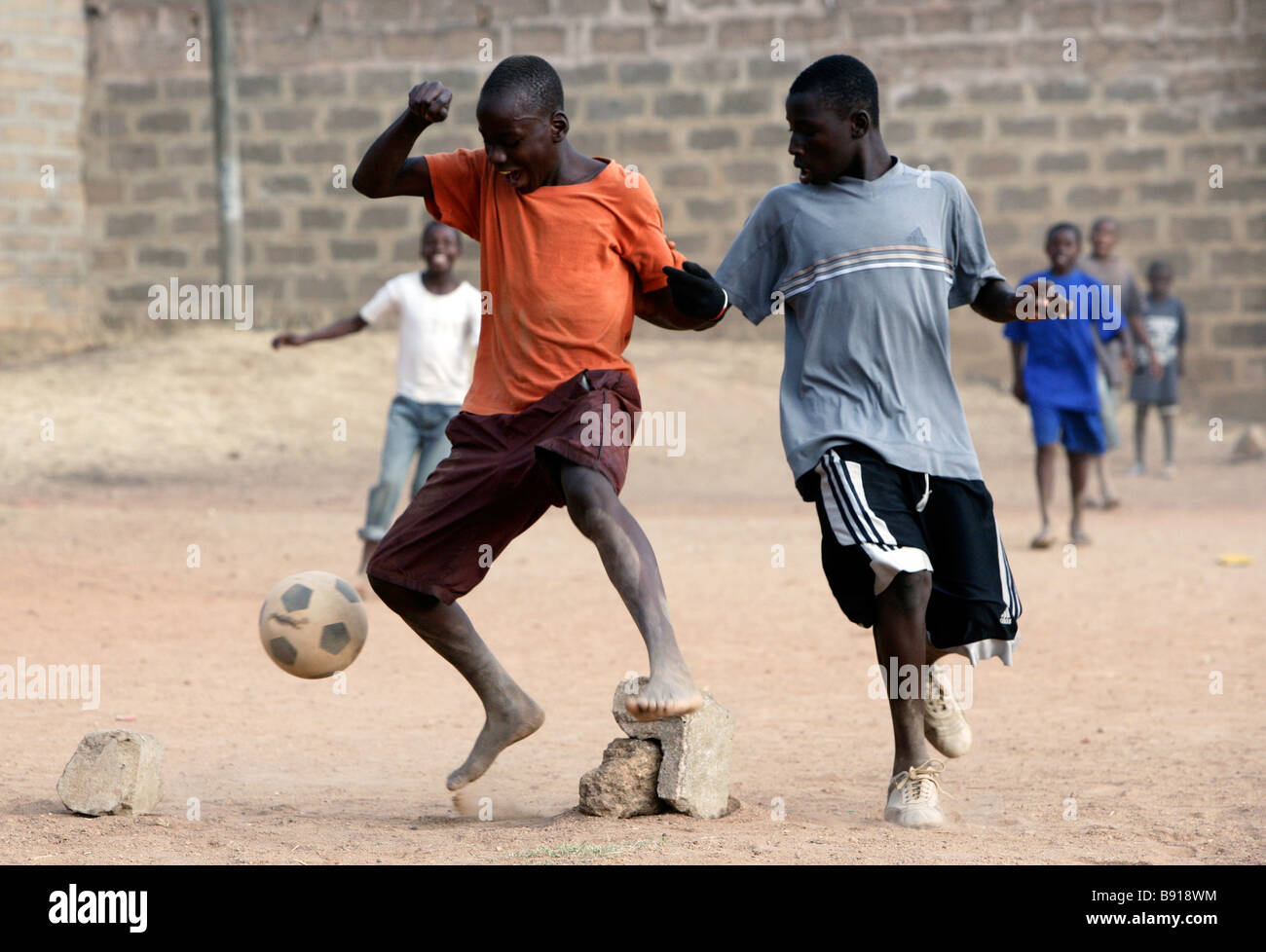 Nigeria : les jeunes garçons jouent au football, soccer Banque D'Images