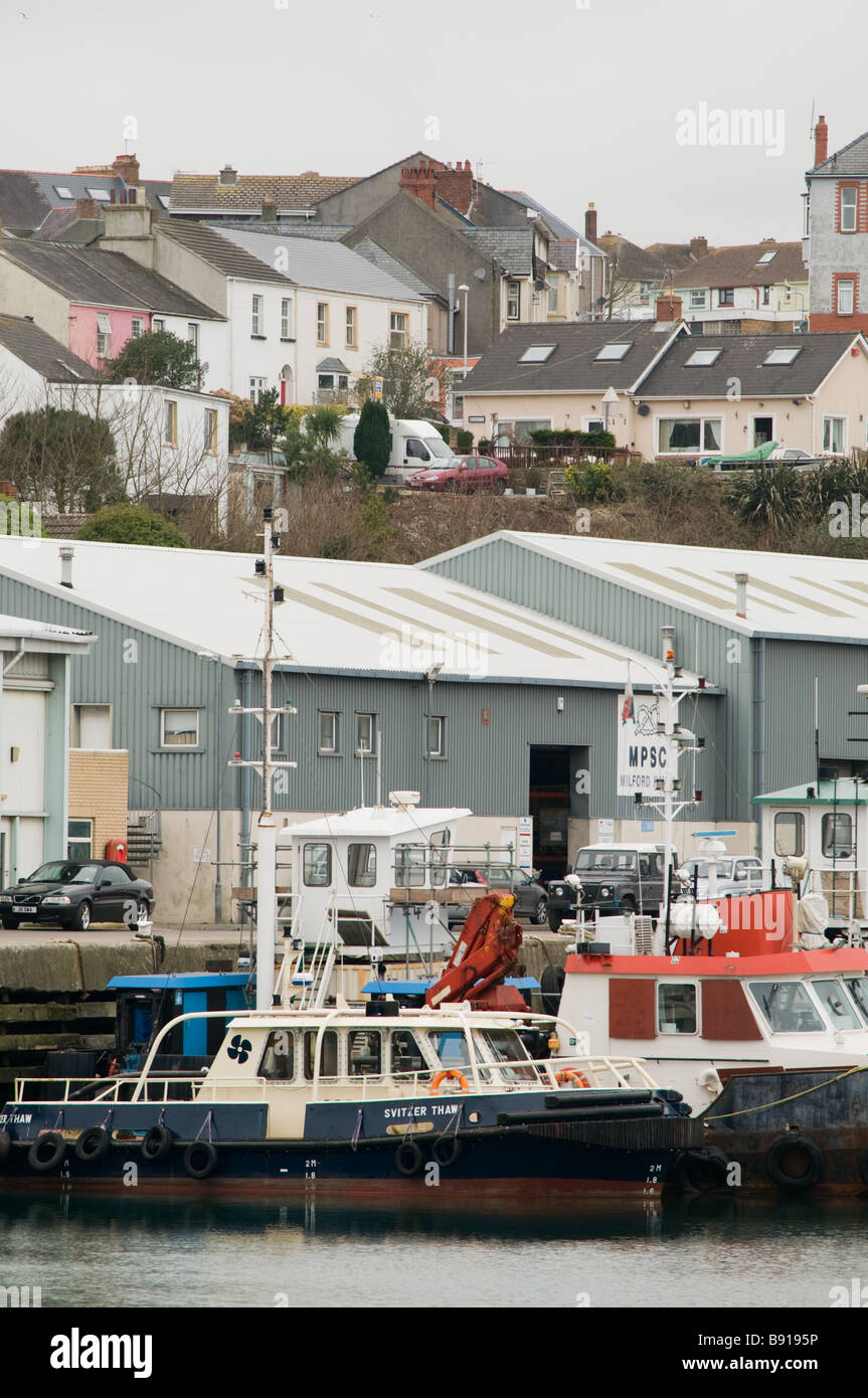 Les chalutiers de pêche amarrés dans le port de Milford Haven, Pembrokeshire Wales UK Banque D'Images