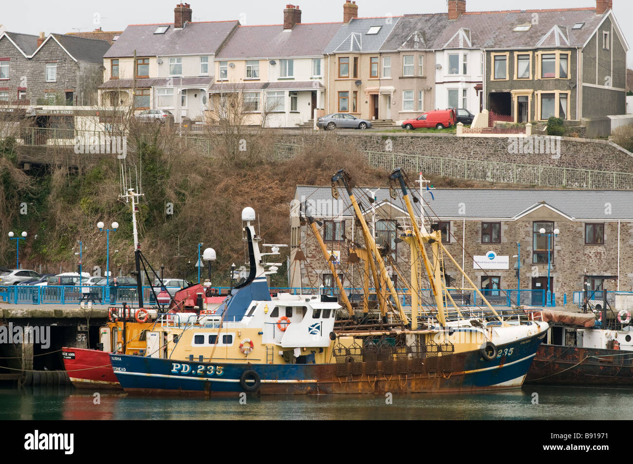 Les chalutiers de pêche amarrés dans le port de Milford Haven, Pembrokeshire Wales UK Banque D'Images