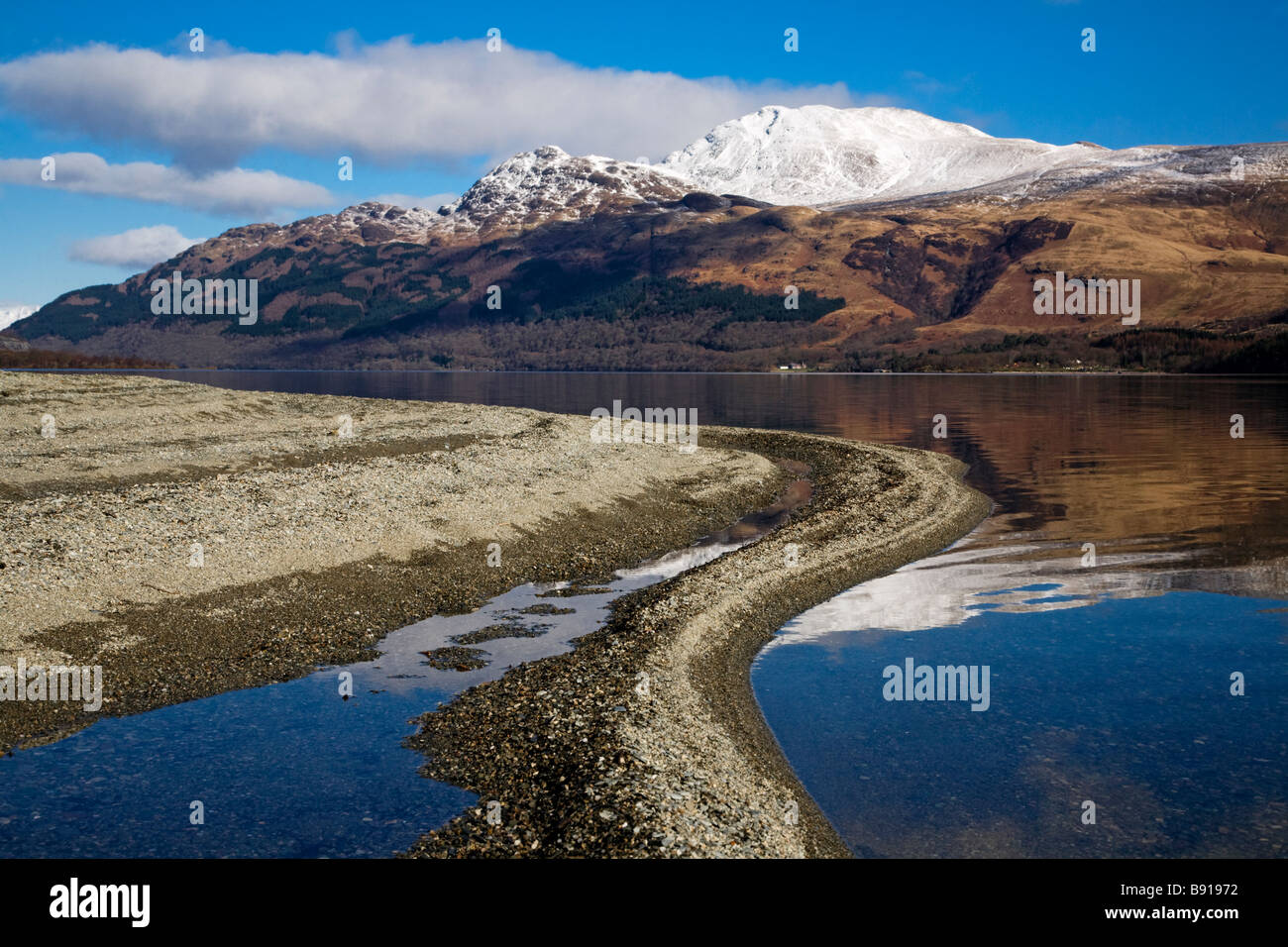 Le Loch Lomond et le Ben Lomond enneigés des hivers sur une journée, l'Ecosse. Banque D'Images