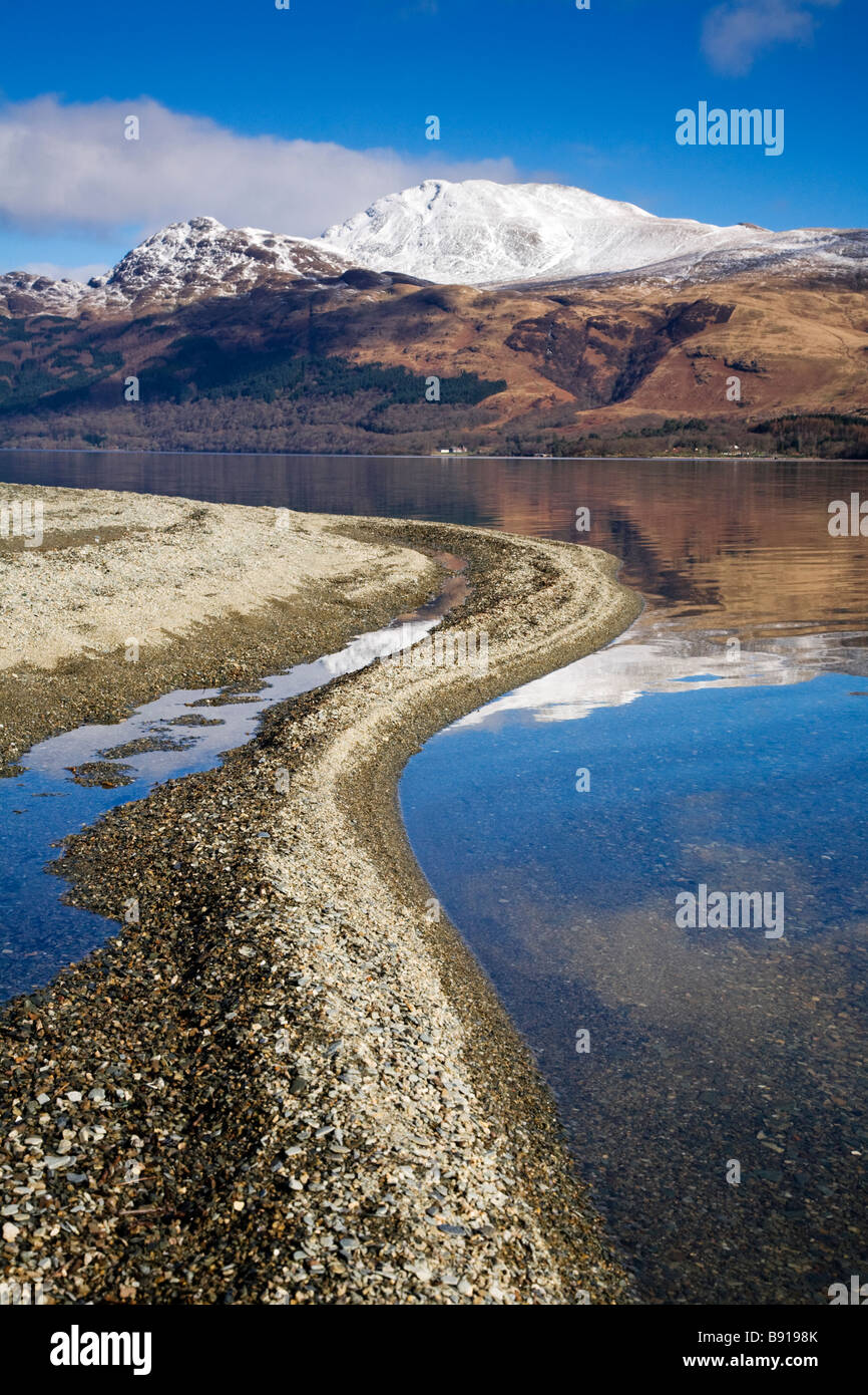 Le Loch Lomond et le Ben Lomond enneigés des hivers sur une journée, l'Ecosse. Banque D'Images