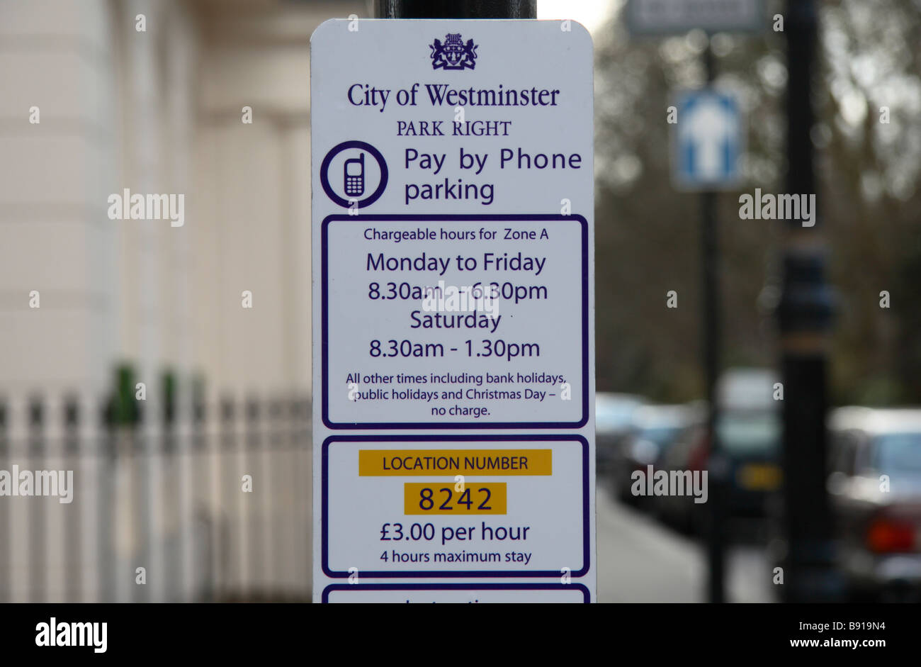 Une instruction de l'information et de signer à côté d'une carte), solar powered car parking meter à Westminster, Londres. Mar 2009 Banque D'Images