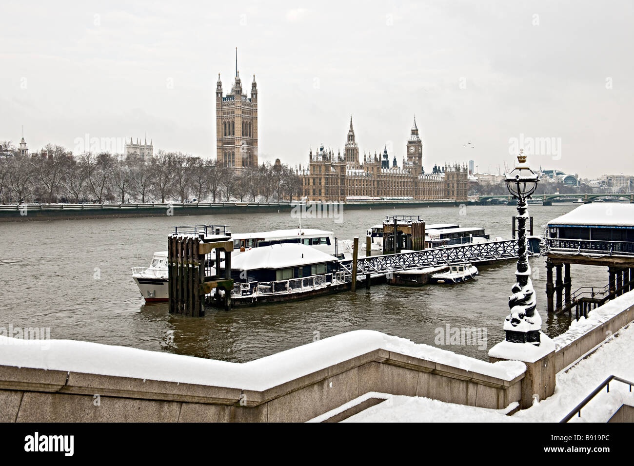 Vue sur la Tamise vers les chambres du Parlement ou Palais de Westminster, London England UK Banque D'Images