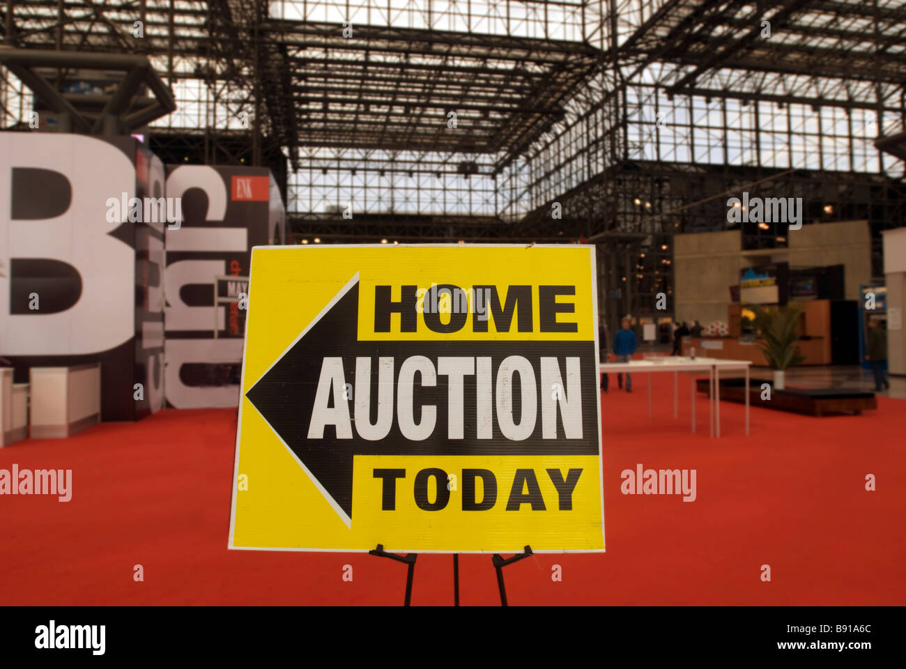 Les chasseurs de bonnes affaires immobilières descendre sur le Jacob Javits Convention Center à New York Banque D'Images