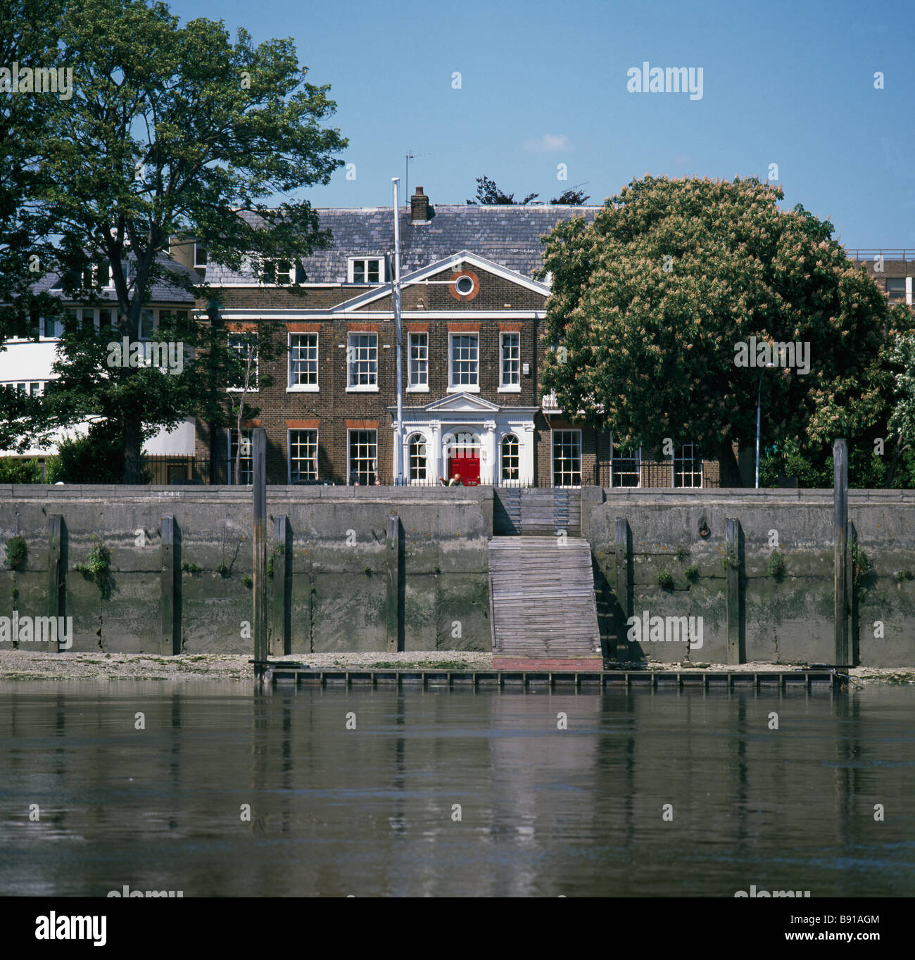 Le Linden House Chiswick Mall sur la Tamise à Londres. Maintenant à la maison de Corinthiens Sailing Club fondé en 1894 Banque D'Images