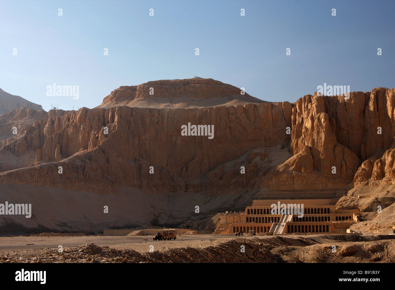 Temple funéraire de la Reine Hatshepsout à l'aube, base de falaises de montagne, 'Drie el-Bahri", "West Bank", Luxor, Egypte, [Afrique du Nord] Banque D'Images