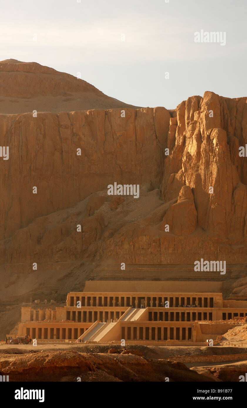Temple funéraire de la reine Hatshepsout et falaises de montagne à l'aube du soleil, 'Drie el-Bahri", "West Bank", Luxor, Egypte Banque D'Images