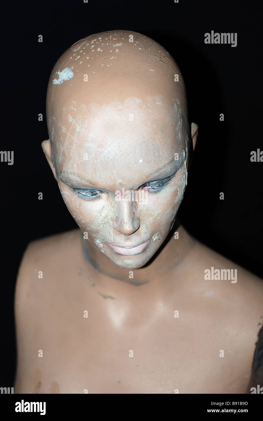 Ancien mannequin tête et épaules en mauvais état. Banque D'Images
