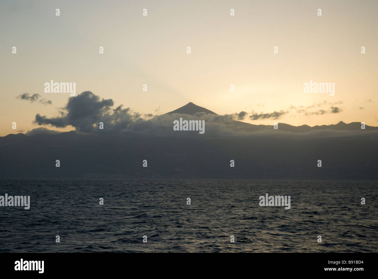 Le Teide est photographié depuis le ferry qui fonctionne entre Santa Cruz de La Palma et Los Cristianos (Canaries, Espagne). Banque D'Images