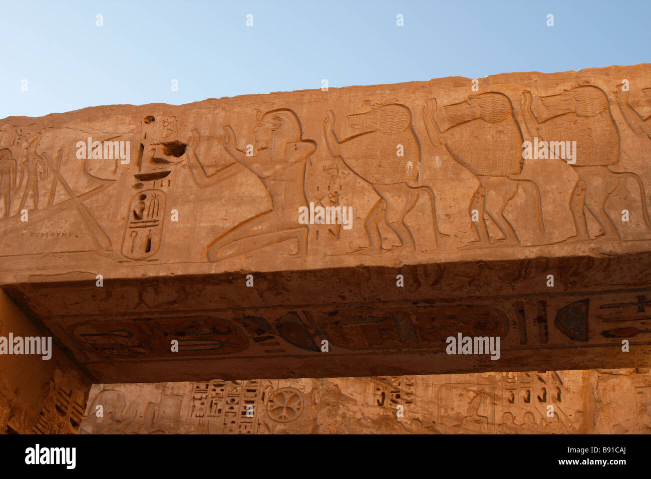 Relief montrant Pharaon Ramsès III et les babouins adorant le dieu soleil, [Médinet Habou] temple funéraire, "West Bank", Luxor, Egypte Banque D'Images