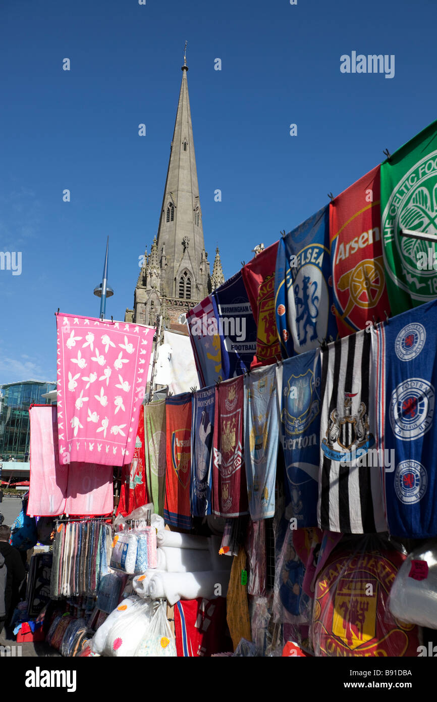 Église Saint Martins dans les arènes Birmingham England émerge d'un mur de football club , sur un étal du marché Banque D'Images