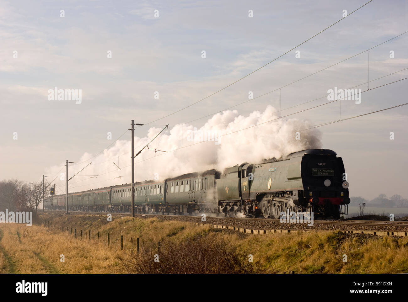 Le numéro de la locomotive à vapeur 34067 Tangmere avec un passionné de bateaux à vapeur près de Feering. Banque D'Images
