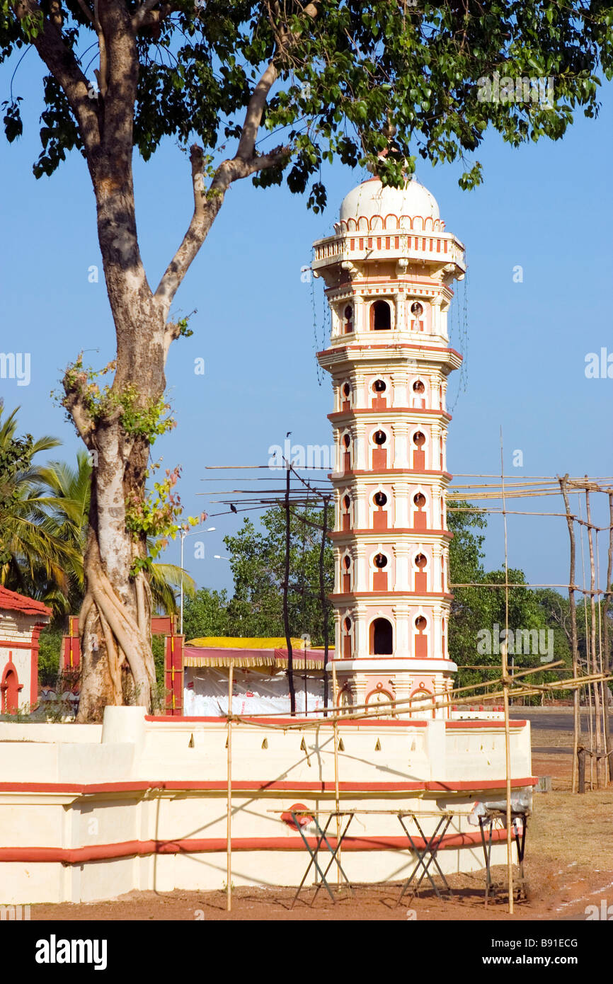 Vue sur la tour de lampe temple hindou à travers des arbres. Banque D'Images