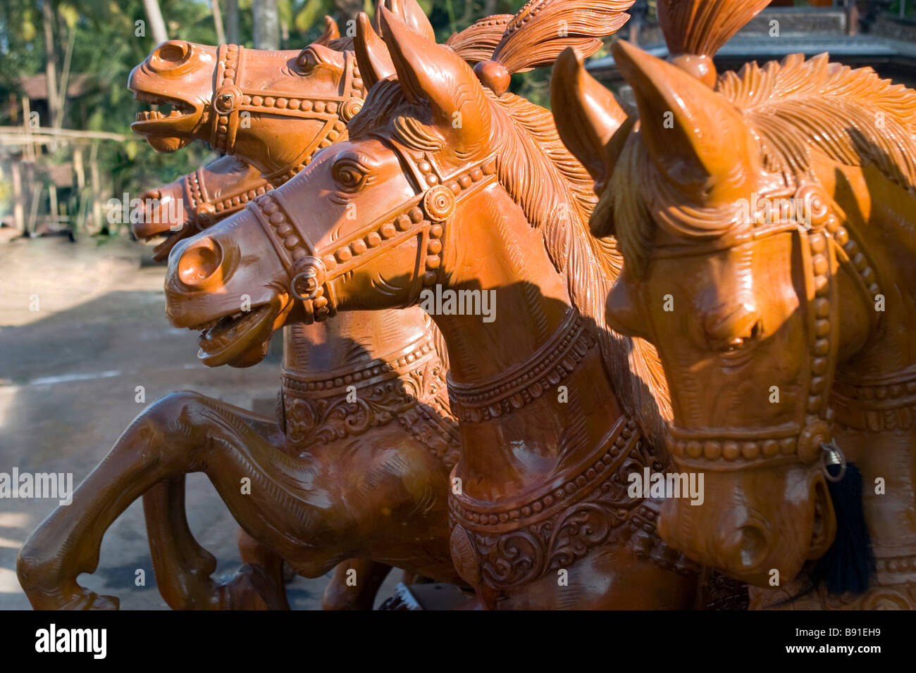Cheval de bois Sculpture sur l'équipe de voiture du temple (chariot) pour transporter les idoles de dieux hindous utilisé les jours de festival. Banque D'Images