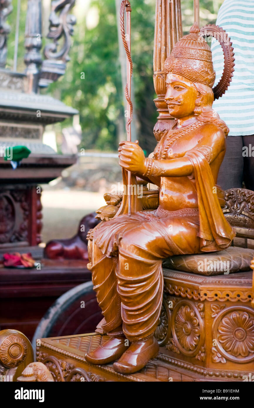 Sculpture statue en bois Krishna temple de voiture (char) pour transporter les idoles de dieux hindous utilisé les jours de festival. Banque D'Images