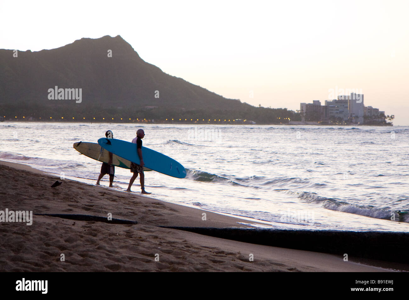 Tôt le matin, les surfeurs Banque D'Images