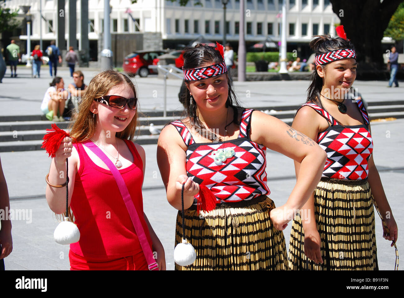 Les danseurs maoris avec girl, Cathedral Square, Christchurch, Canterbury, île du Sud, Nouvelle-Zélande Banque D'Images