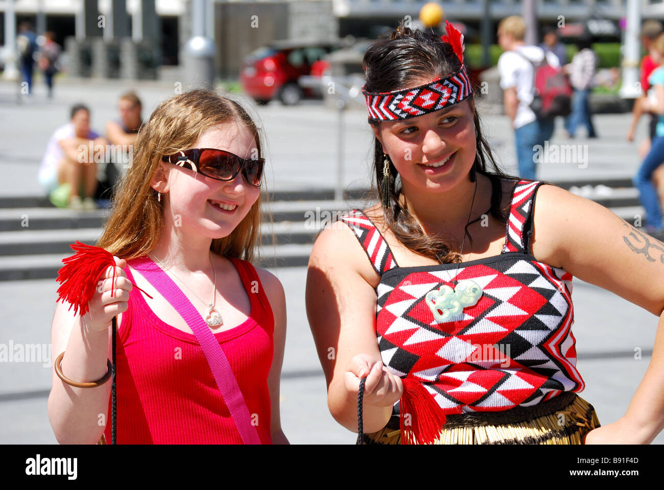 Danseuse à la Maori girl, Place de la Cathédrale, Christchurch, Canterbury, île du Sud, Nouvelle-Zélande Banque D'Images