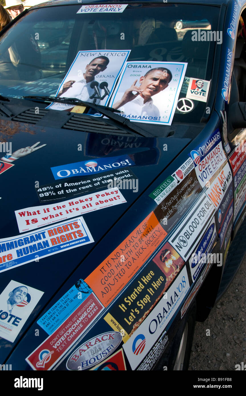 Voiture avec des autocollants collés sur les pare-chocs politiques Banque D'Images