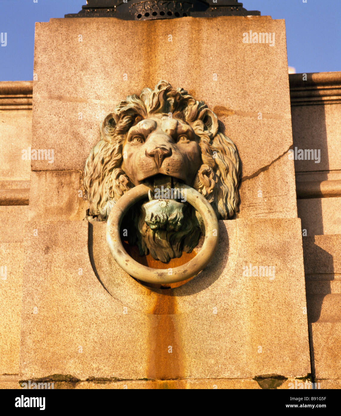 Bazalgette's Victoria Embankment sur la Tamise à Londres. Tête de lion en bronze avec un anneau d'amarrage dans la bouche Banque D'Images