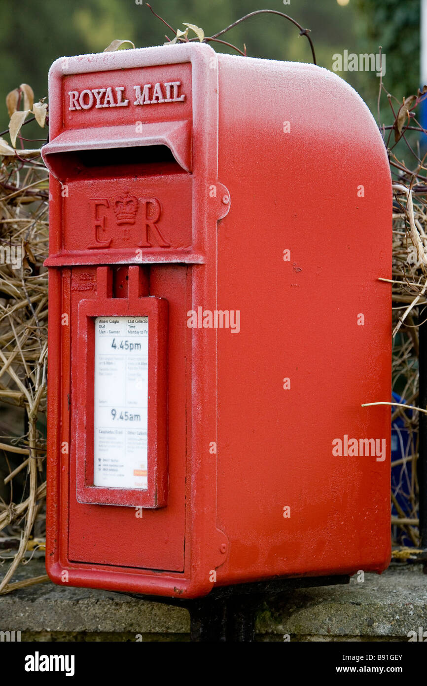 Post box couvert de givre le matin dans le nord du Pays de Galles Banque D'Images