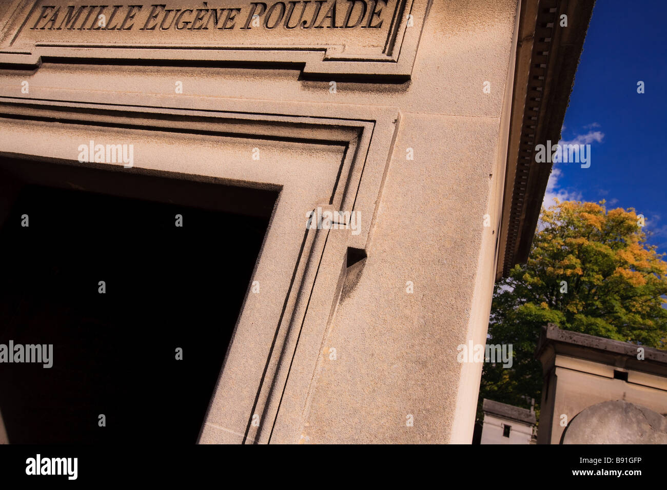 Tombe dans le célèbre cimetière du Père Lachaise en France. Banque D'Images