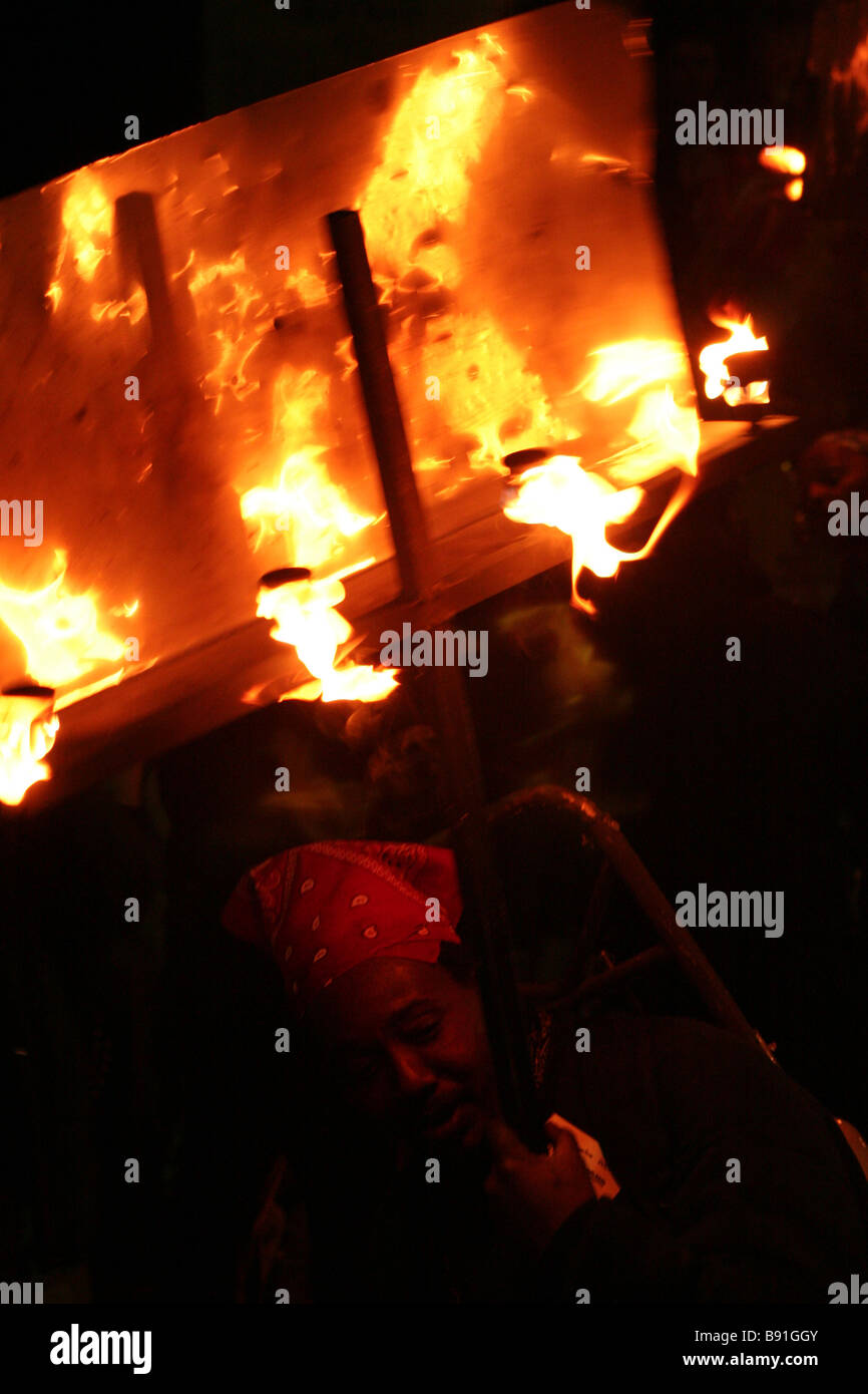 Flambeaux éclairant la voie durant Mardi Gras parade, New Orleans, Louisiane, USA Banque D'Images