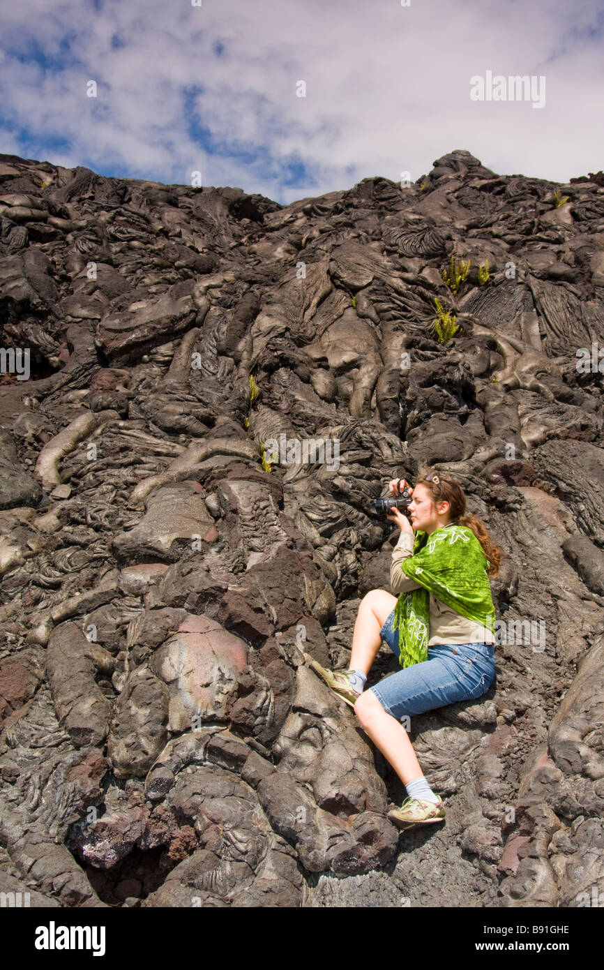 Jeune fille est photographier pahoehoe lava - Volcanoes National Park, Big Island, Hawaii, USA. Banque D'Images