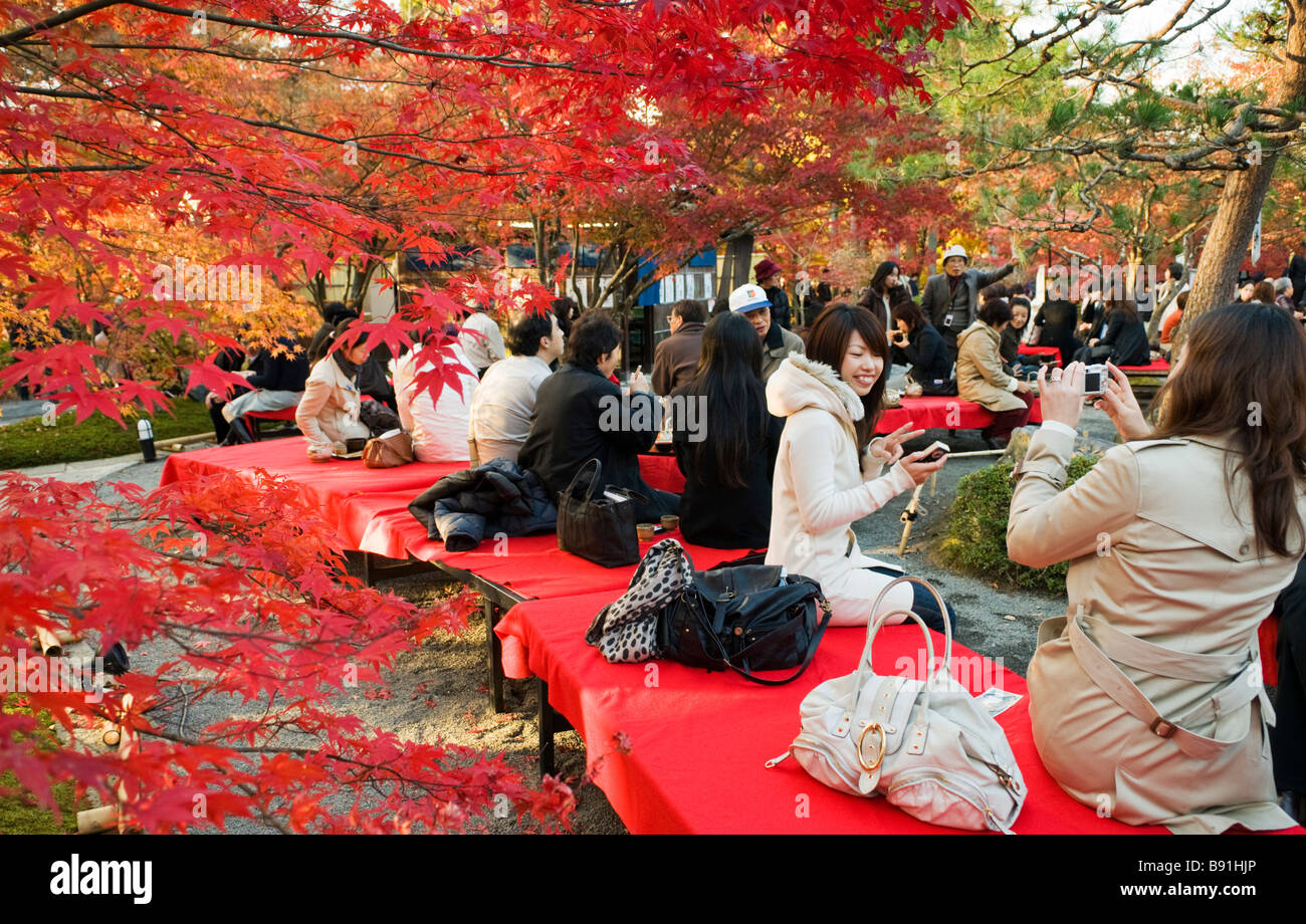 Les personnes appréciant les couleurs de l'automne à Eikando jardin zen à Kyoto au Japon Banque D'Images