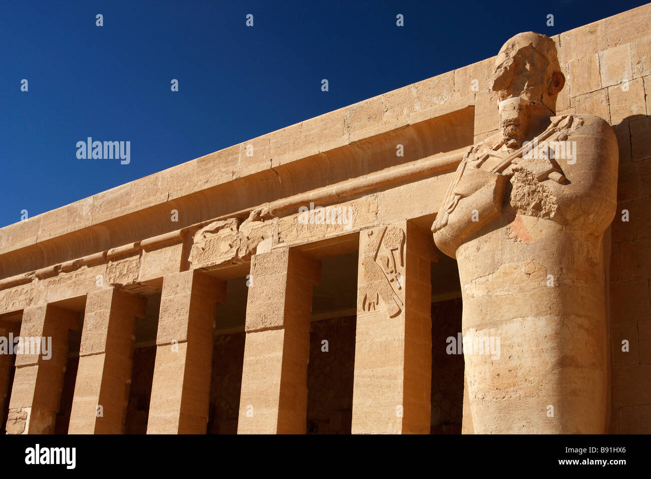 Statue d'Osiris contre ciel bleu, temple funéraire de la reine Hatshepsout, 'Drie el-Bahri", "West Bank", Luxor, Egypte Banque D'Images