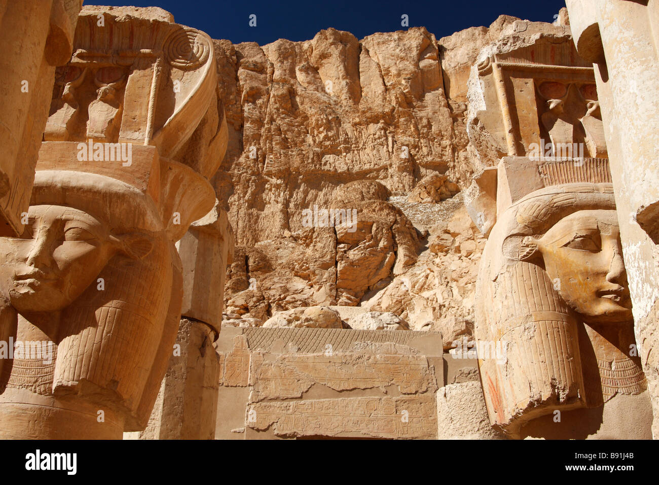 Colonnes à tête d'Hathor Hathor, chapelle, temple funéraire de la reine Hatshepsout, 'Drie el-Bahri", "West Bank", Luxor Banque D'Images