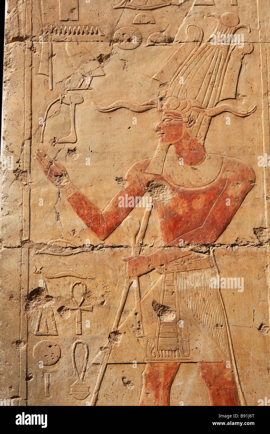 Hiéroglyphes égyptiens et mur peint relief, temple funéraire de la reine Hatshepsout, 'Drie el-Bahri", "West Bank", Luxor Banque D'Images