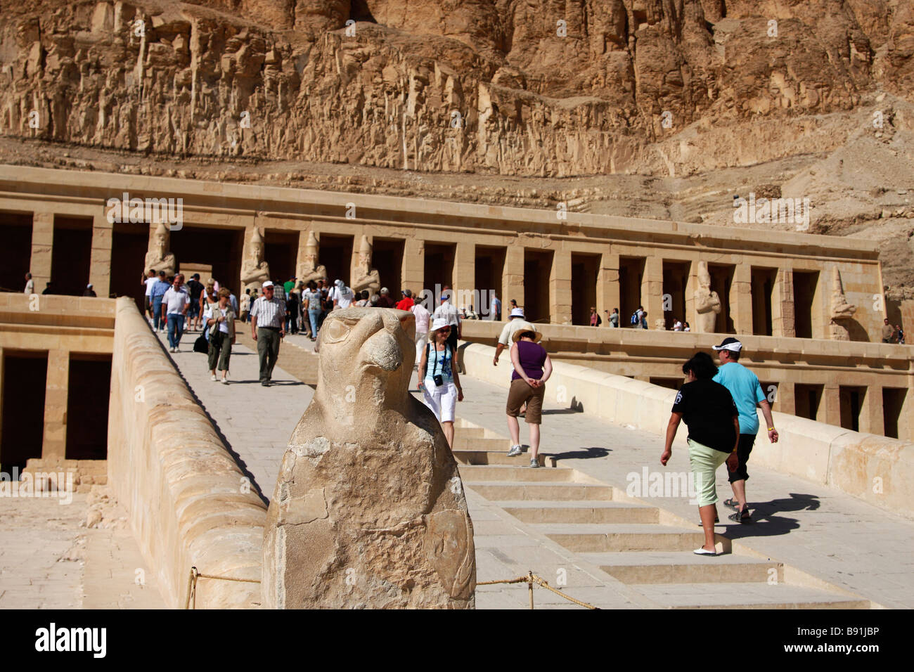 Statue du dieu faucon Horus et les touristes visitant temple funéraire de la reine Hatshepsout, 'Drie el-Bahri", "West Bank", Luxor, Egypte Banque D'Images