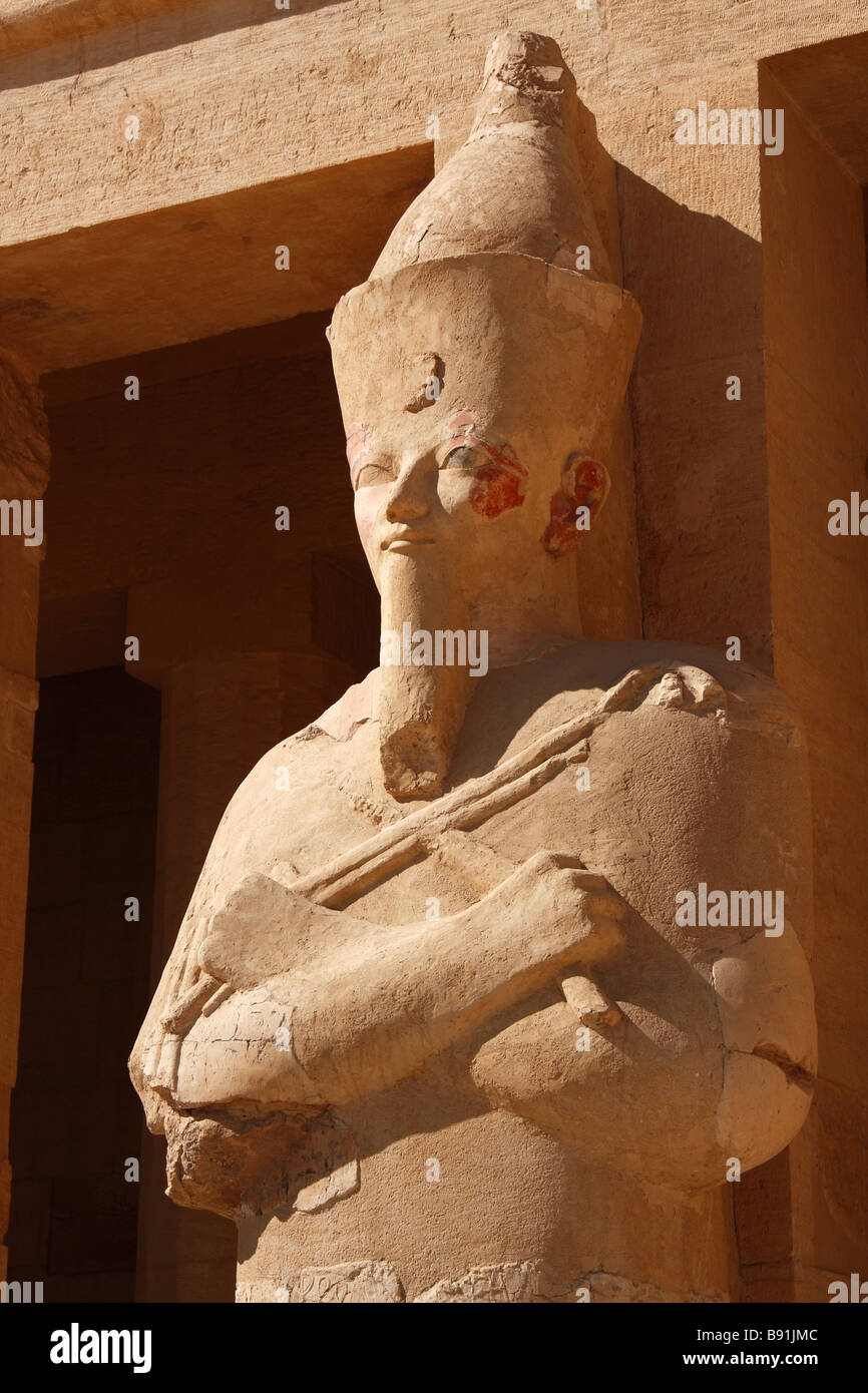 Pierre sculptée statue d'Osiris, Close up, temple funéraire de la reine Hatshepsout, 'Drie el-Bahri", "West Bank", Luxor, Egypte Banque D'Images