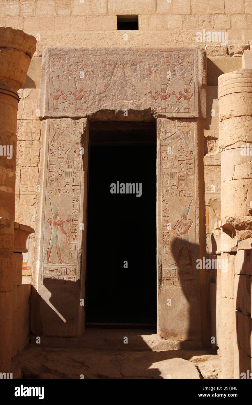 Entrée de granit [Sanctuaire d'Amon], temple funéraire de la reine Hatshepsout, 'Drie el-Bahri", "West Bank", Luxor, Egypte Banque D'Images