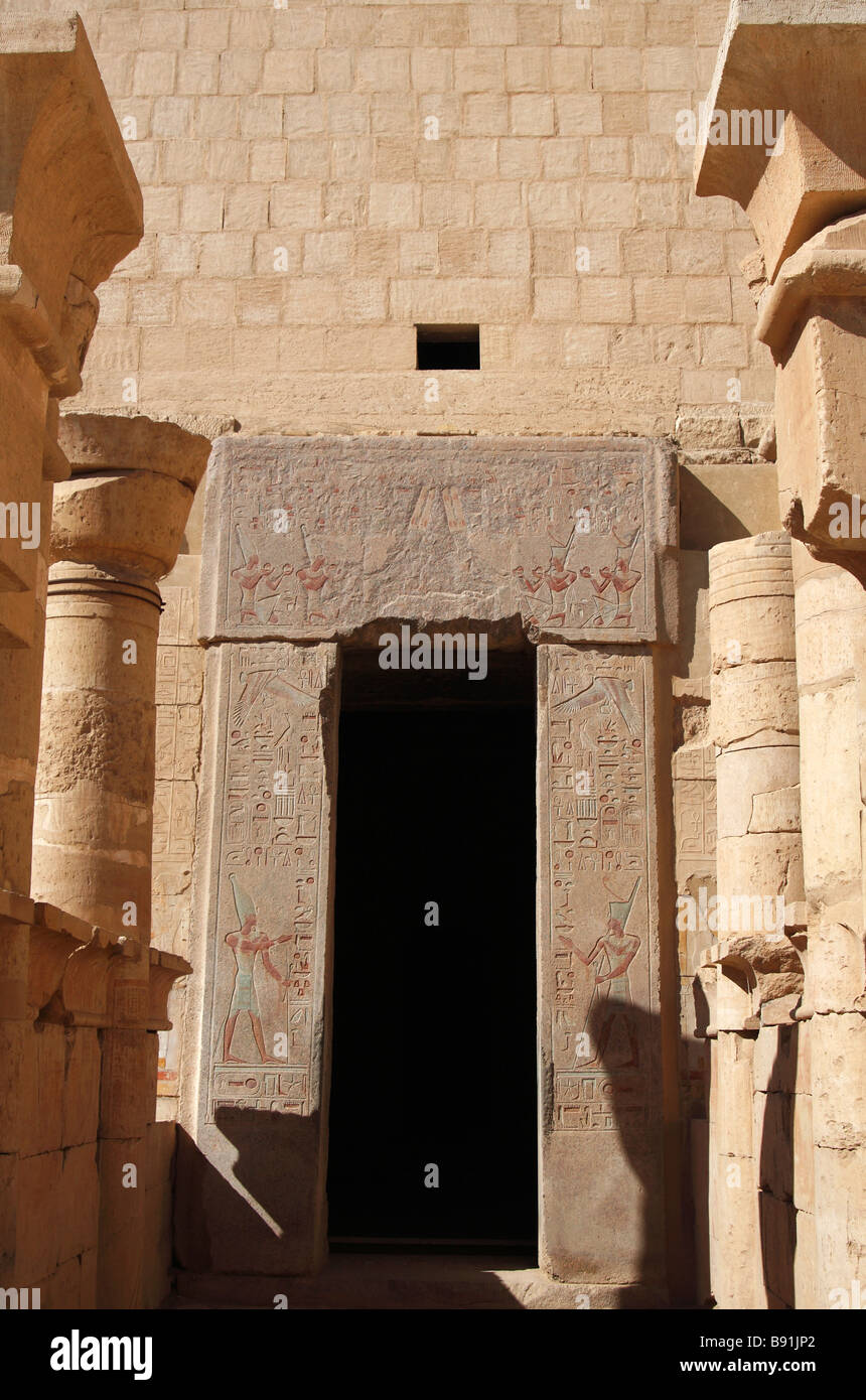 Entrée de granit [Sanctuaire d'Amon], temple funéraire de la reine Hatshepsout, 'Drie el-Bahri", "West Bank", Luxor, Egypte Banque D'Images