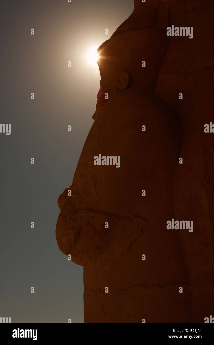 Explosion de lumière du soleil derrière osiris grande statue, temple funéraire de la reine Hatshepsout, 'Drie el-Bahri", "West Bank", Luxor, Egypte Banque D'Images