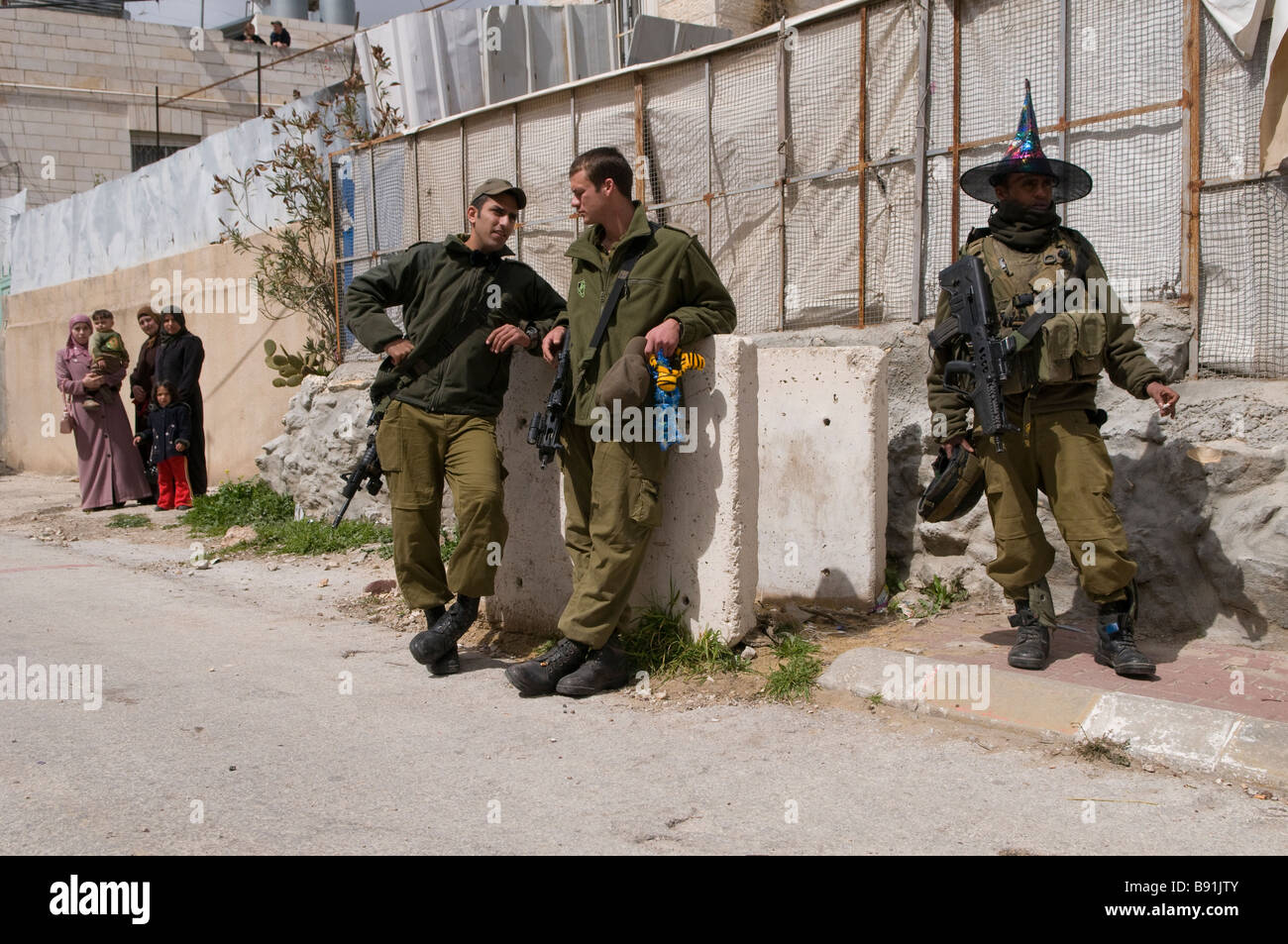 Soldat israélien portant un chapeau de clown lors de fête de Pourim dans la ville cisjordanienne de divise Hébron Israël Banque D'Images