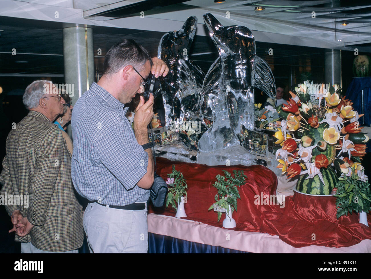 Photographier des passagers à la sculpture de glace buffet de minuit à bord d'un navire de croisière Banque D'Images