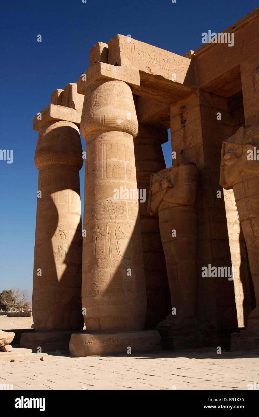 De grandes colonnes en pierre, papyrus bourgeon fermé style, le Ramesseum [temple funéraire de Ramsès II], "West Bank", Luxor, Egypte Banque D'Images