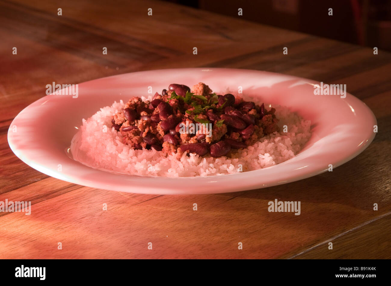 Assiette de chili con carne la viande hachée aux haricots et riz blanc servi dans un restaurant. Banque D'Images