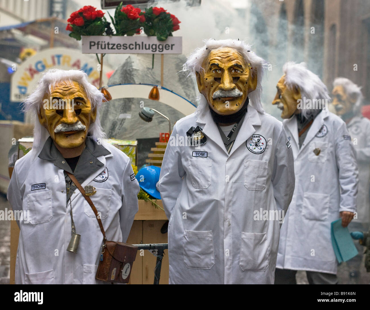 Habillés comme des marcheurs Einsteins de la Fasnacht, un carnaval d'hiver dans le nord-ouest de Bâle en Suisse Banque D'Images
