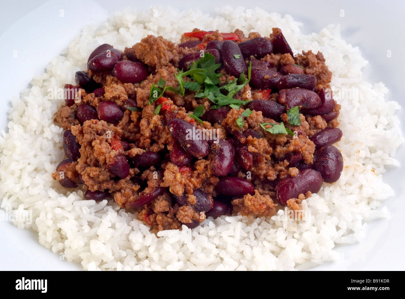 Assiette de chili con carne la viande hachée aux haricots et riz blanc Banque D'Images