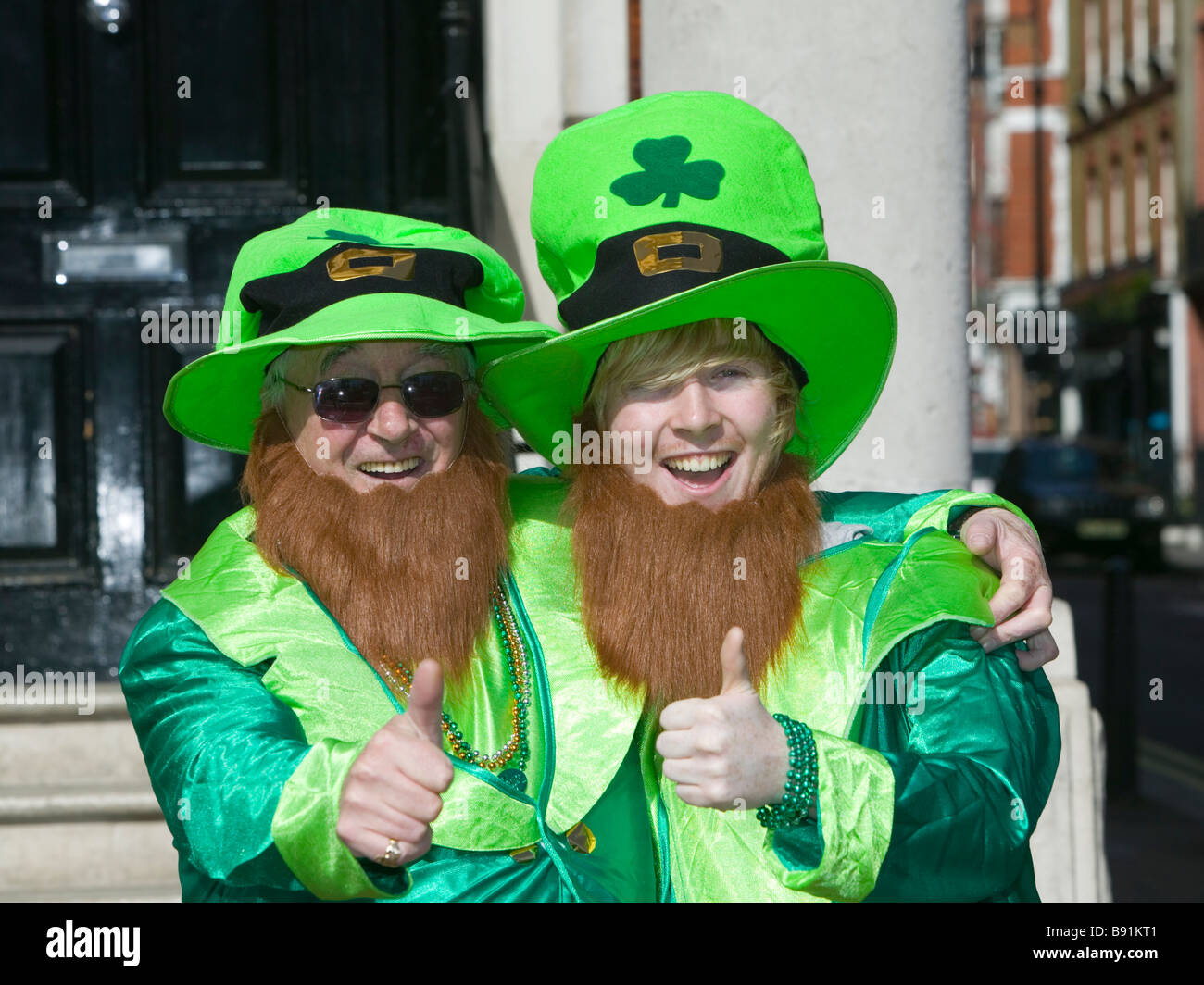 St Patrick's Day Parade - London 2009. Deux hommes en costumes farfadet Banque D'Images