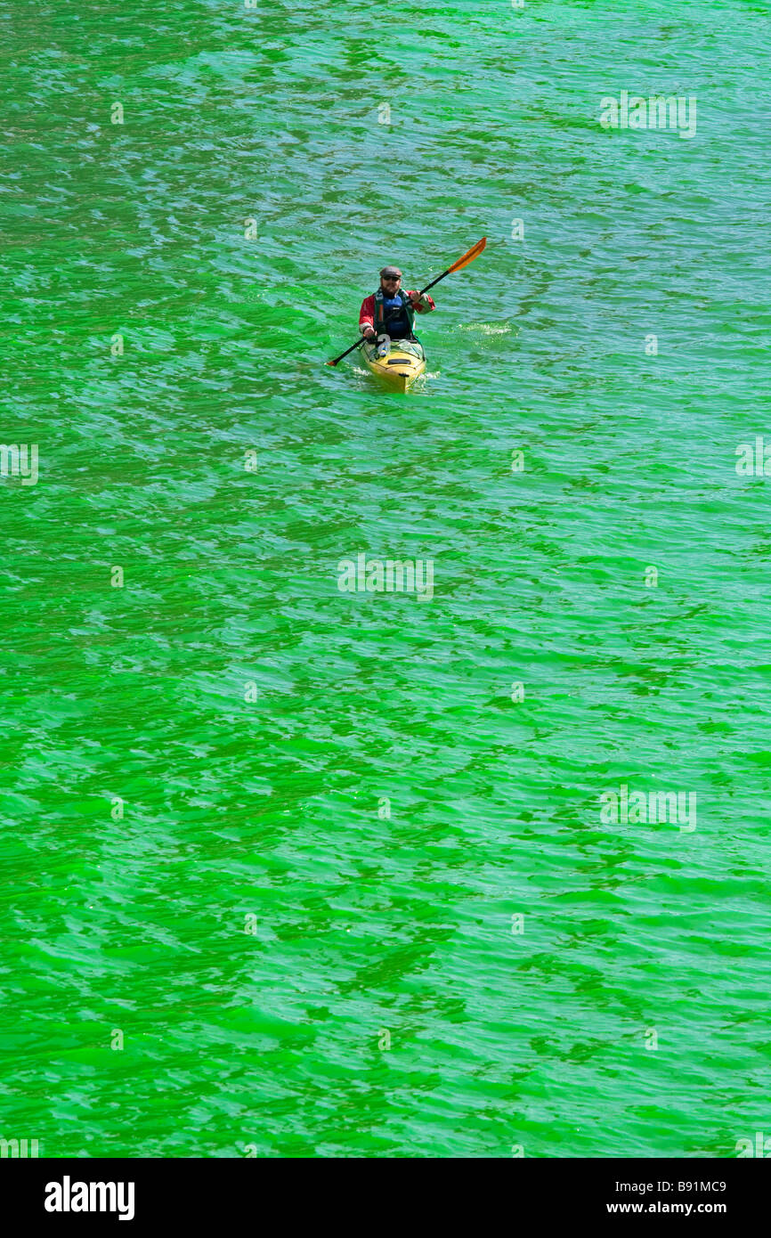 En kayak sur la rivière Chicago après qu'il a été teint en vert pour la Saint-Patrick Banque D'Images