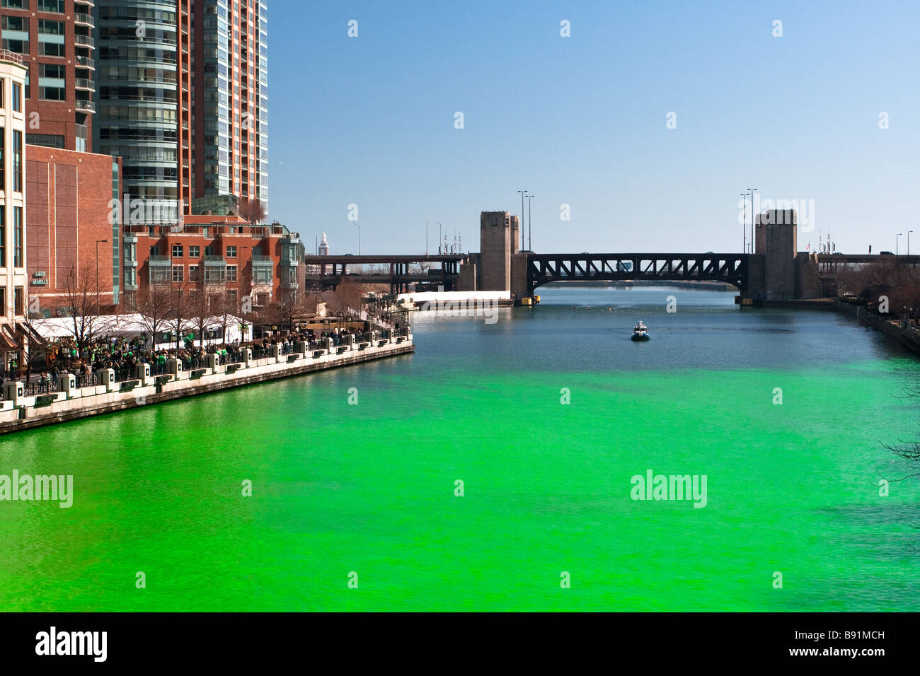 Rivière de Chicago d'être teint en vert pour la Saint-Patrick, fête - Chicago, IL Banque D'Images