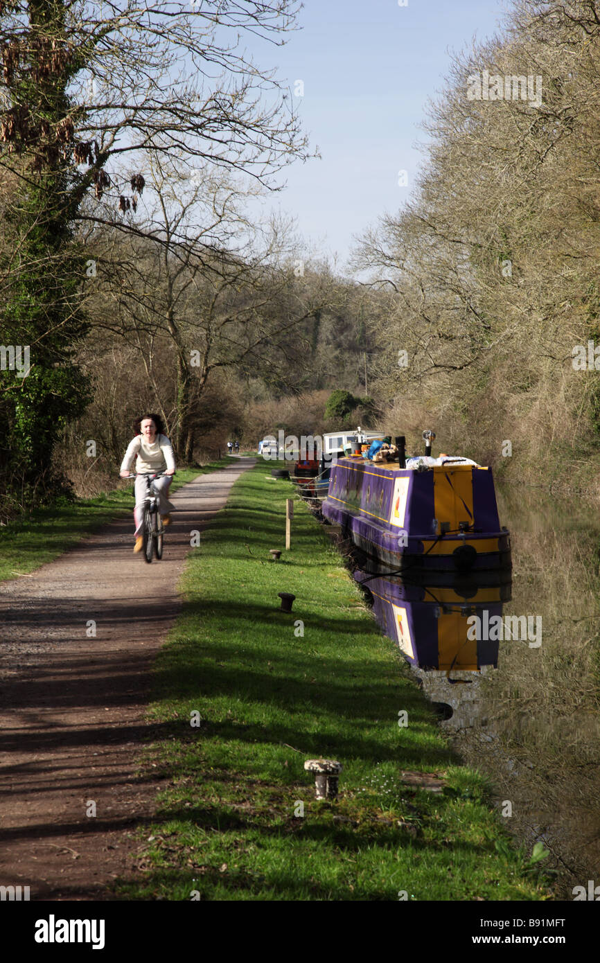 Vélo le long du chemin de halage du canal Kennet et Avon à Avoncliff, près de Bradford on Avon, Wiltshire, Angleterre, Royaume-Uni Banque D'Images